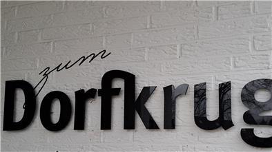 Das Restaurant "Zum Dorfkrug" in Lunestedt ist seit dem Herbst geschlossen. Das Foto zeigt den Schriftzug an der Fassade.  