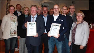 Der Driftsether Ortsbürgermeister Heinz Bührig (Vierter von links) und der Geestensether Ortsbürgermeister Oliver Härtl (Vierter von rechts) nahmen mit ihren Delegationen aus den Ortschaften die Siegerurkunden in Empfang.
