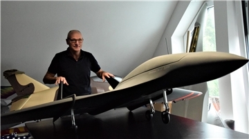 Gerhard von Lienen steht hinter seinem Jet. 