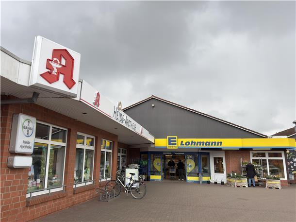 Der Edeka-Supermarkt soll voraussichtlich Anfang 2027 fertiggestellt werden. Offen ist weiterhin die Zukunft der Heide-Apotheke.