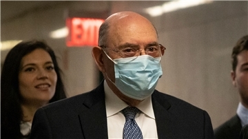 Der ehemalige Finanzchef der Trump Organization, Allen Weisselberg, kommt in den Gerichtssaal in New York.
