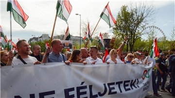 Der ehemalige Insider der ungarischen Regierungspartei Fidesz, Peter Magyar (M.), führt in Budapest eine Demonstration gegen den ungarischen Ministerpräsident Viktor Orban an.