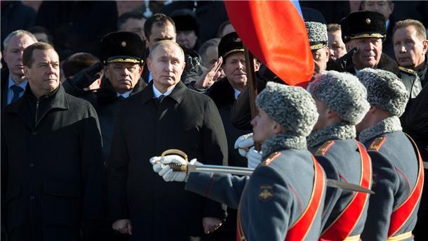 Der ehemalige Kremlchef Dmitri Medwedew (l) - hier 2018 neben dem russischen Präsident Wladimir Putin - ist offen für den Einsatz von Atomwaffen.