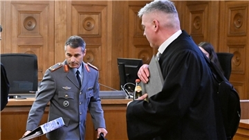 Der ehemalige KSK-Kommandeur, Brigadegeneral Markus Kreitmayr (l), im Gerichtssaal in Tübingen.