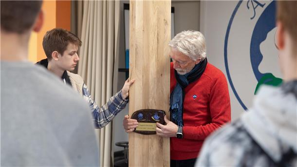 Der ehemalige Nordholzer Schulleiter Georg Schillmöller (roter Pulli) erklärt, wie die Tontafeln an der Gedenkstätte in Spieka-Knill präsentiert werden sollen.