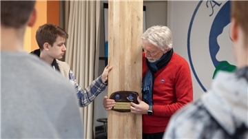 Der ehemalige Nordholzer Schulleiter Georg Schillmöller (roter Pulli) erklärt, wie die Tontafeln an der Gedenkstätte in Spieka-Knill präsentiert werden sollen.
