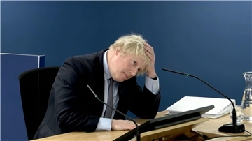 Der ehemalige Premierminister Boris Johnson vor der britischen Corona-Untersuchungskommission in London.