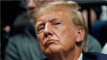 Der ehemalige US-Präsident Donald Trump ist in der Affäre um Geheimdokumente mit neuen Vorwürfen konfrontiert.