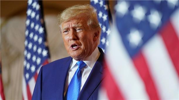 Ministerium stellt Trumps Steuerunterlagen zur Verfügung Der ehemalige US-Präsident Donald Trump spricht am Wahltag im Mar-a-Lago.