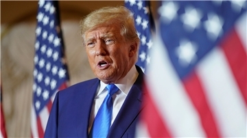 Der ehemalige US-Präsident Donald Trump spricht am Wahltag im Mar-a-Lago.