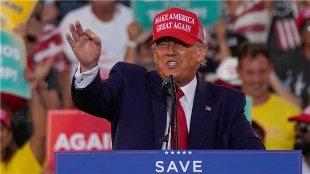 Der ehemalige US-Präsident Donald Trump spricht bei einer Wahlkampfveranstaltung in Miami.