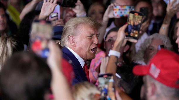 Der ehemalige US-Präsident Donald Trump vor einer Ansprache in seinem Anwesen Mar-a-Lago, Stunden nach seiner Anklageerhebung in New York.