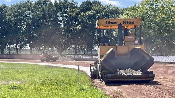 MSC Eichenring bringt Bahn in Scheeßel für Weltmeisterschaft auf Vordermann Das Foto zeigt eine Straßenbaumaschine.
