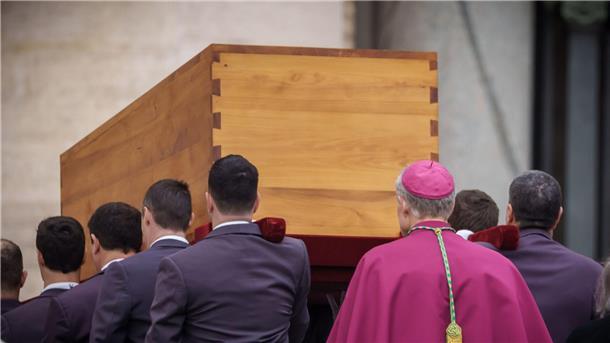 Der einfache Holzsarg mit dem Leichnam wird in den Petersdom gebracht, wo Benedikt in der Gruft in seiner letzten Ruhestätte beigesetzt wird.