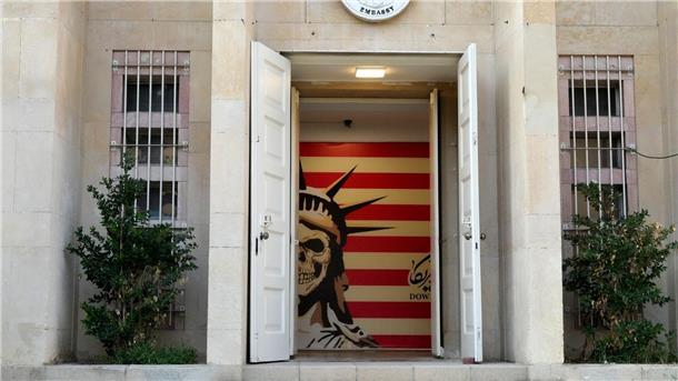 Wirbel um Iran-Reise von US-Pornodarstellerin Der Eingang der ehemaligen US-Botschaft in Teheran, die in ein antiamerikanisches Museum umgewandelt wurde.