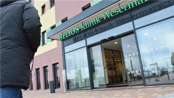 Ein Mann läuft auf den Eingang der Helios-Klinik in Nordenham zu.
