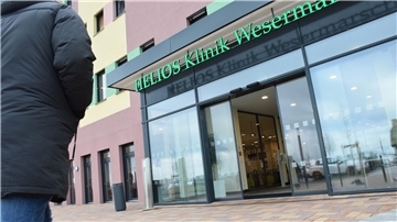 Ein Mann läuft auf den Eingang der Helios-Klinik in Nordenham zu.