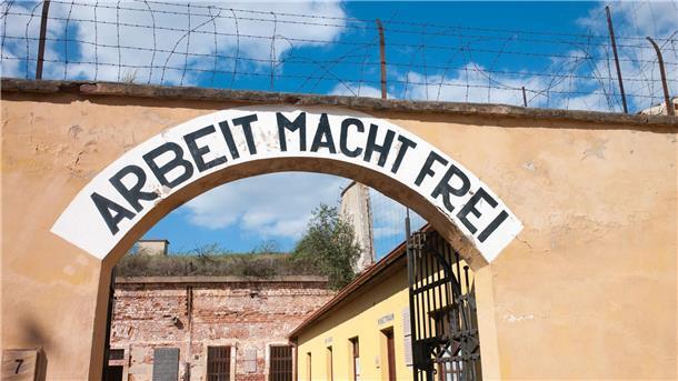 Der Eingang zur kleinen Festung Theresienstadt, wo während des Zweiten Weltkriegs ein Gestapo-Gefängnis untergebracht war.
