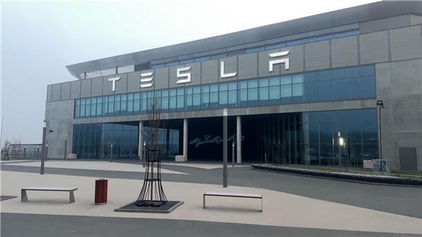 Der Eingangsbereich des Tesla-Werks in Grünheide ist am Mittwochmorgen menschenleer.