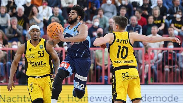 Stark: Die Eisbären Bremerhaven melden sich in den Basketball-Playoffs zurück Der eingesprungene Carrington: Eisbären-Spielmacher Love (Mitte) war von den Tübingern nicht zu stoppen.