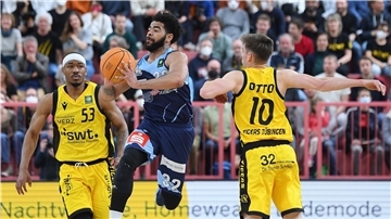 Der eingesprungene Carrington: Eisbären-Spielmacher Love (Mitte) war von den Tübingern nicht zu stoppen.