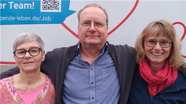 DRK Wilstedt wählt neuen Vorstand und ehrt jahrelange Mitglieder Zwei Frauen und in der Mitte ein Mann lächeln in die Kamera.