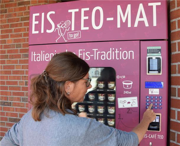 Das sind die beliebtesten Eissorten am „Eis-Teo-Maten“ am Nordenhamer Marktplatz Eine Frau steht am Automaten und zieht ein Eis.