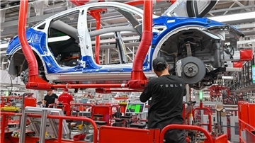 Der Elektroauto-Hersteller Tesla muss die Produktion in Grünheide bei Berlin wegen der Angriffe der jemenitischen Huthi-Rebellen im Roten Meer für rund zwei Wochen weitgehend stoppen.