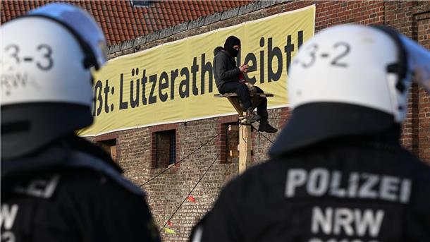 Abrissbagger in Lützerath - Widerstand bröckelt Der Energiekonzern RWE will die unter Lützerath liegende Kohle abbaggern - dafür soll der Weiler auf dem Gebiet der Stadt Erkelenz am Braunkohletagebau Garzweiler II abgerissen werden.