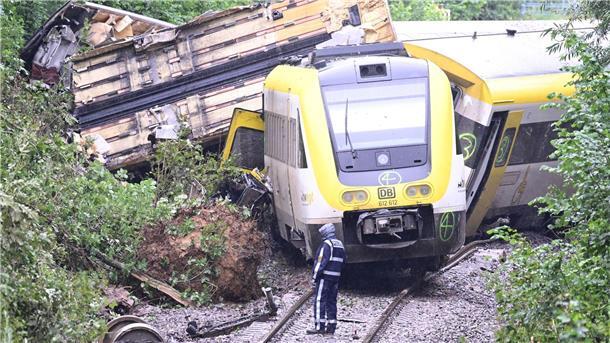„Den Knall noch in den Ohren“: Zug entgleist nach Erdrutsch Der entgleiste Zug ist noch an der Unfallstelle.