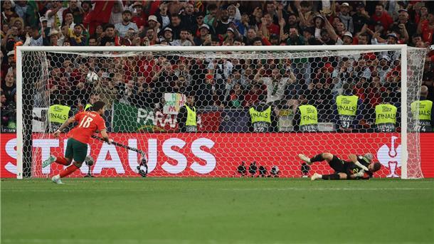 Krimi lässt Ronaldo weinen: Portugal entthront Spanien Der entscheidende Elfmeter: Ruben Neves vewandelt.