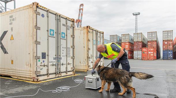Der erfahrene Spürhund Bary erkennt auch feinste Spuren von Betäubungsmitteln in der Luftprobe.