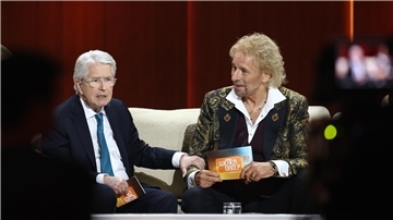 Der Erfinder von „Wetten, dass..?“, Frank Elstner (links), ist Ende 2021 in der Jubiläumsshow zu Gast und unterhält sich mit Moderator Thomas Gottschalk. Im Interview mit unserer Redaktion spricht der 81-Jährige auch über seine Krankheit Parkinson.