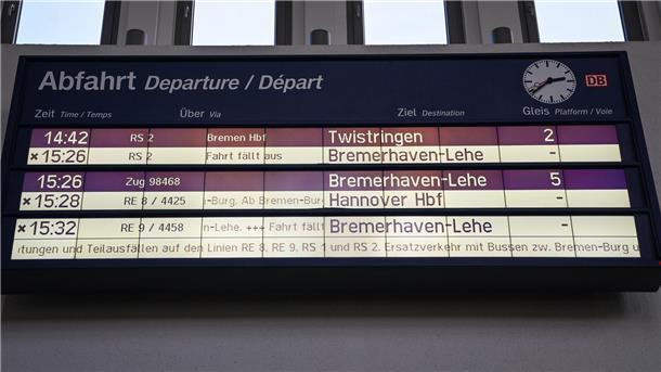 Zugausfälle zwischen Bremen und Bremerhaven am Mittwoch: So ist die Lage Schild mit Zugfahrplan.