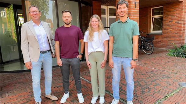 Neue Gesichter bei der Stadtverwaltung Bremervörde Der Erste Stadtrat Thorsten Küver (links) und Ausbildungsleiter Malte Marbach (rechts) begrüßten die neuen Auszubildenden Devin Goschütz und Wencke Foekens.
