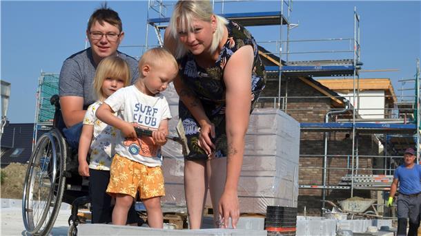 „Unser Traumhaus“: Die Maurer sind da Der erste Stein steht: Marvin und Yvonne Holst verlegen gemeinsam mit ihren Kindern Fiete und Lotta den ersten Stein ihres Traumhauses.