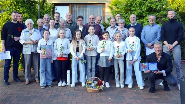 Der Erste Vorsitzende Martin Jahn (Zweiter von links) und der Zweite Vorsitzende Thilo von Kamp (rechts) ehrten am Freitagabend langjährige Mitglieder und Ehrenamtliche sowie die „Sportler des Jahres“.