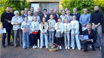 Der Erste Vorsitzende Martin Jahn (Zweiter von links) und der Zweite Vorsitzende Thilo von Kamp (rechts) ehrten am Freitagabend langjährige Mitglieder und Ehrenamtliche sowie die „Sportler des Jahres“.