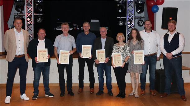 Der Erste Vorsitzende Sebastian Tiedemann (links) sowie der Zweite Vorsitzende Tobias Wölbern (Zweiter von rechts) und Schriftführer Thore Mangels (rechts) ehrten Frank Müller (von links), Jan Neumann, Heiko Rietzke, Bernhard Hadeler, Rita Hinck und Astrid Desebrock für 50 Jahre Vereinstreue.