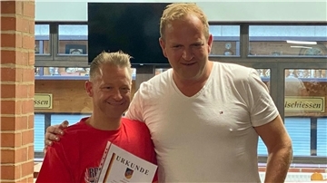 Der erste Vorsitzende Torben Sass (rechts) ehrt Tom Hettel für seine zehnjährige Mitgliedschaft.