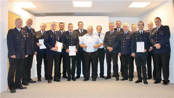 Der Erste Vorsitzender des Kreisfeuerwehrverbandes Bremervörde, Henning Herzig (links) und Kreisbrandmeister Peter Dettmer (Zweiter von links) mit den geehrten Mitgliedern des Kreisfeuerwehrverbandes Bremervörde.