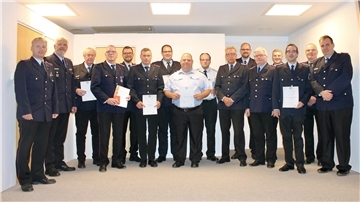 Der Erste Vorsitzender des Kreisfeuerwehrverbandes Bremervörde, Henning Herzig (links) und Kreisbrandmeister Peter Dettmer (Zweiter von links) mit den geehrten Mitgliedern des Kreisfeuerwehrverbandes Bremervörde.