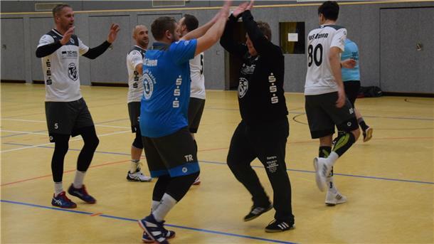 Heimsieg für Zevens Handballer gegen Himmelpforten Abklatschen nach dem Sieg