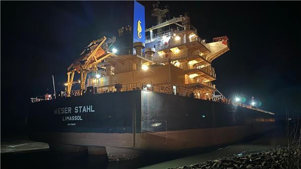 Der Erzfrachter „Weser Stahl“ ist in der Nacht zu Sonntag auf der Weser bei Bremen havariert.