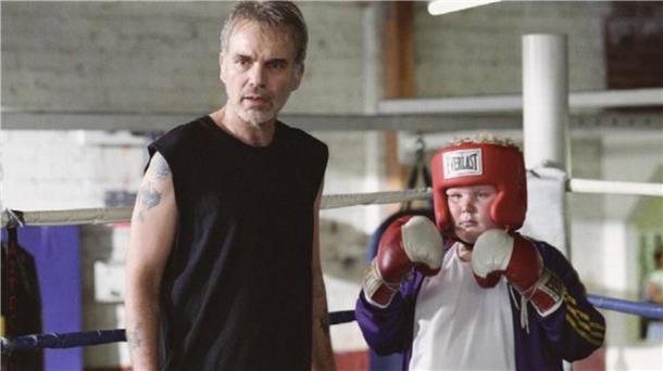 TV-Tipp heute: Bad Santa - ZDF neo, 22.10 Uhr Ein Mann steht neben einem Kind in einem Boxring.