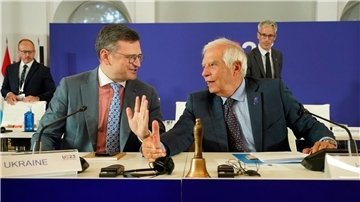 Der EU-Außenbeauftragte Josep Borrell (r) und der ukrainische Außenminister Dmytro Kuleba beim Treffen der EU-Außenminister in Toledo.