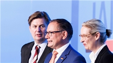 Der Europawahl-Spitzenkandidat Maximilian Krah (l.) auf der Bühne mit den AfD-Bundesvorsitzenden Tino Chrupalla und Alice Weidel.