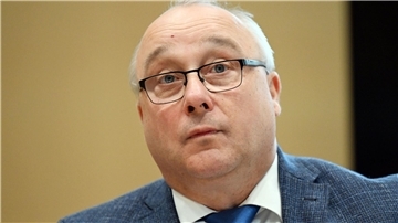 Der Ex-AfD-Bundestagsabgeordnete und Richter Jens Maier wartet im Bundesgerichtshof (BGH) auf den Beginn seiner Verhandlung vor dem Dienstgericht.