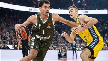 Der Ex-Berliner Oscar da Silva im Duell mit Albas Ziga Samar