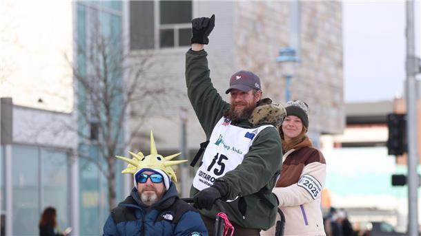 Ex-Fernsehstar gewinnt Hundeschlittenrennen in Alaska Der Ex-Fernsehstar Jessie Holmes gewinnt das wohl berühmteste Schlittenhunderennen der Welt.